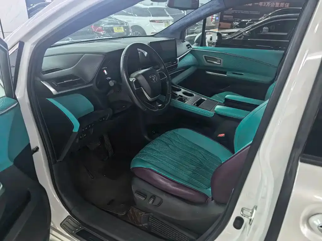Toyota Sienna — фото 2