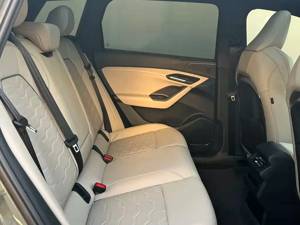 Audi Q6L e-tron — фото 2