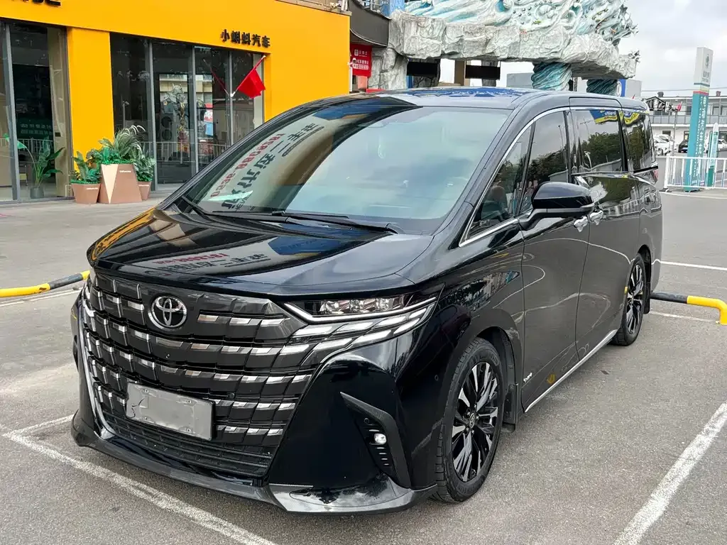 Toyota Alphard — фото 1