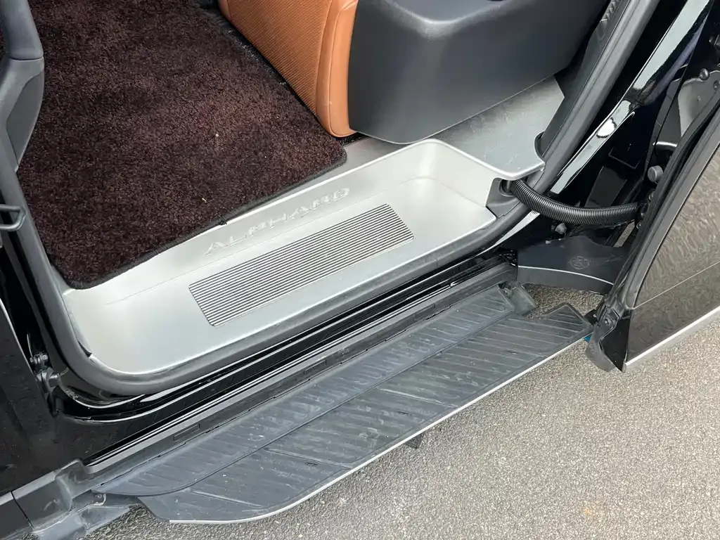 Toyota Alphard — фото 8