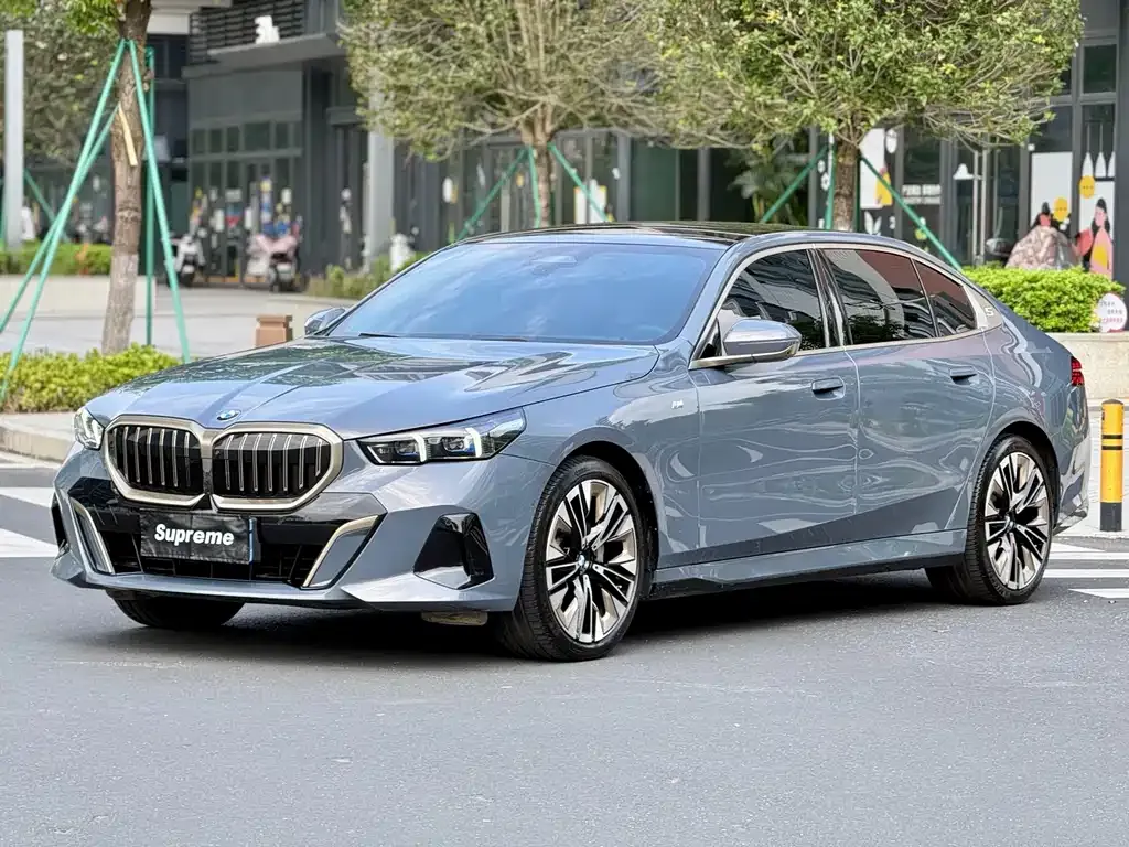 BMW 5 Series — фото 1