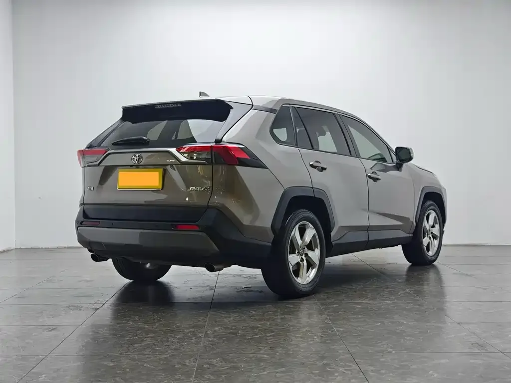 Toyota RAV4 — фото 6