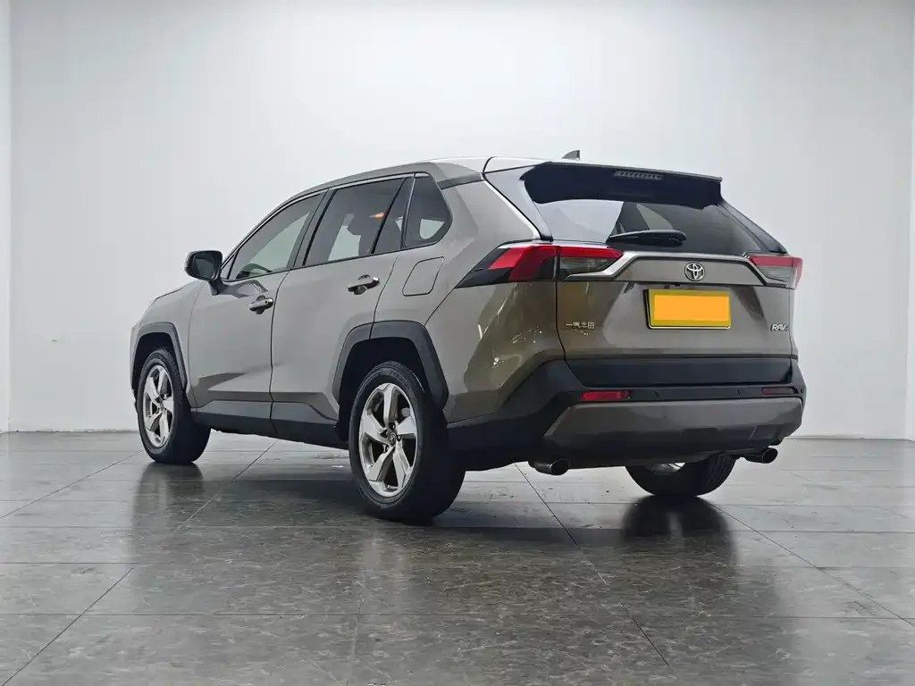Toyota RAV4 — фото 10