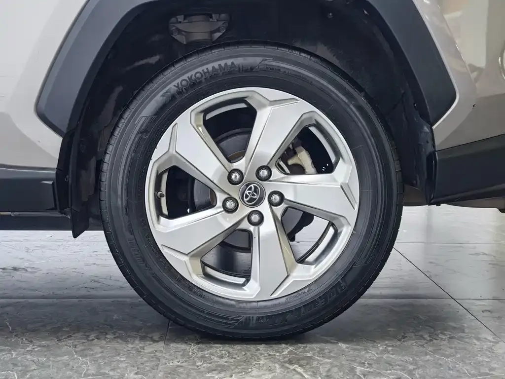 Toyota RAV4 — фото 5