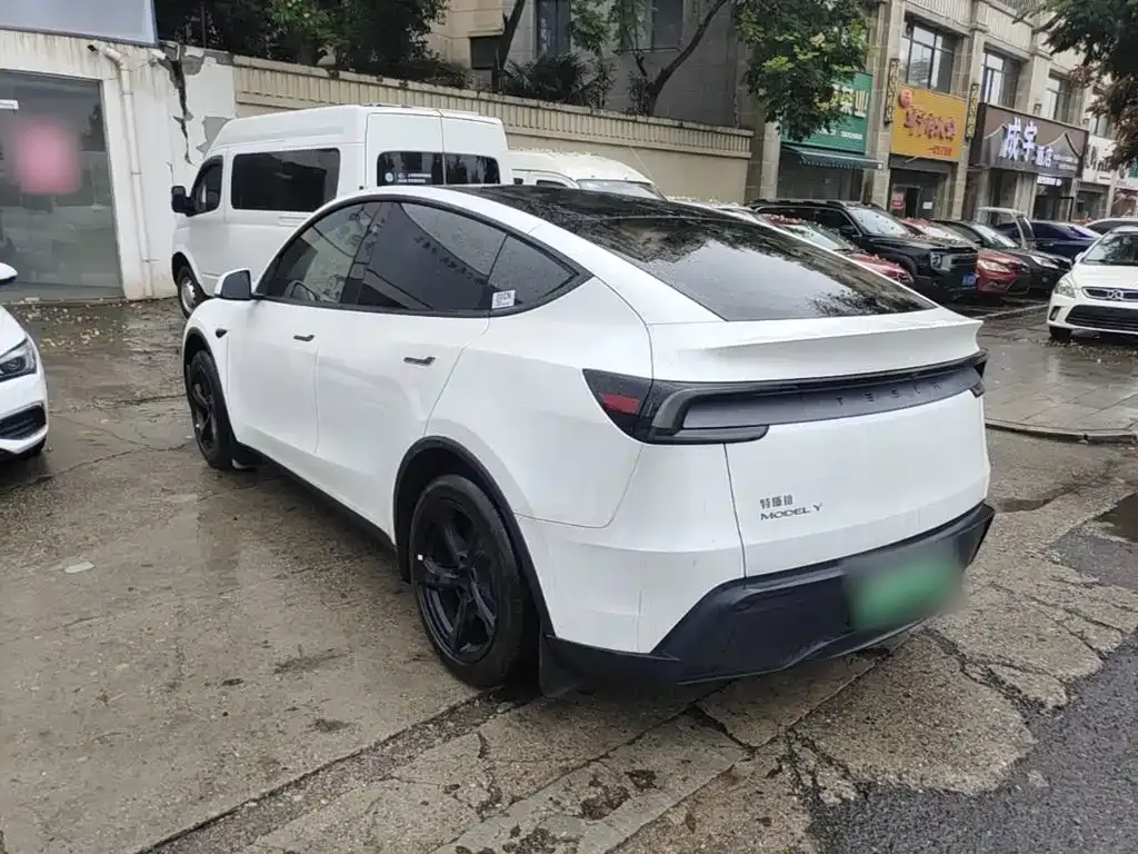 Tesla Model Y — фото 9