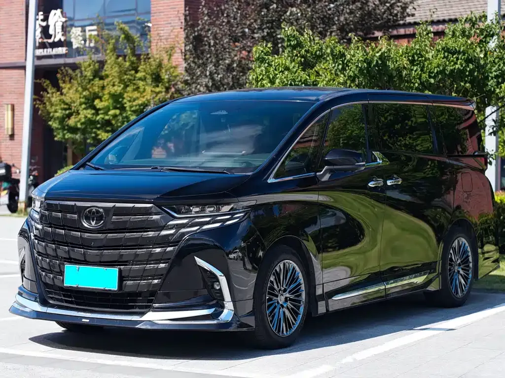Toyota Alphard — фото 1