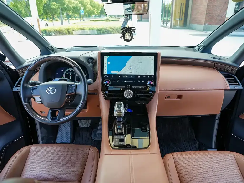 Toyota Alphard — фото 2