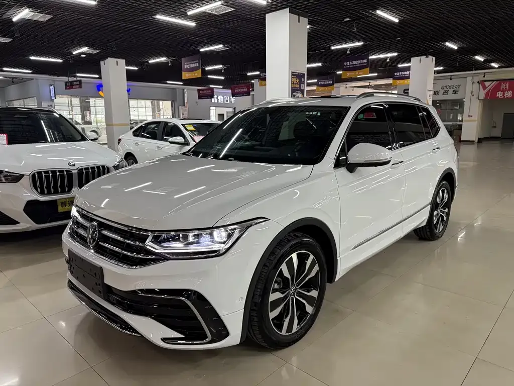Volkswagen Tiguan L — фото 1