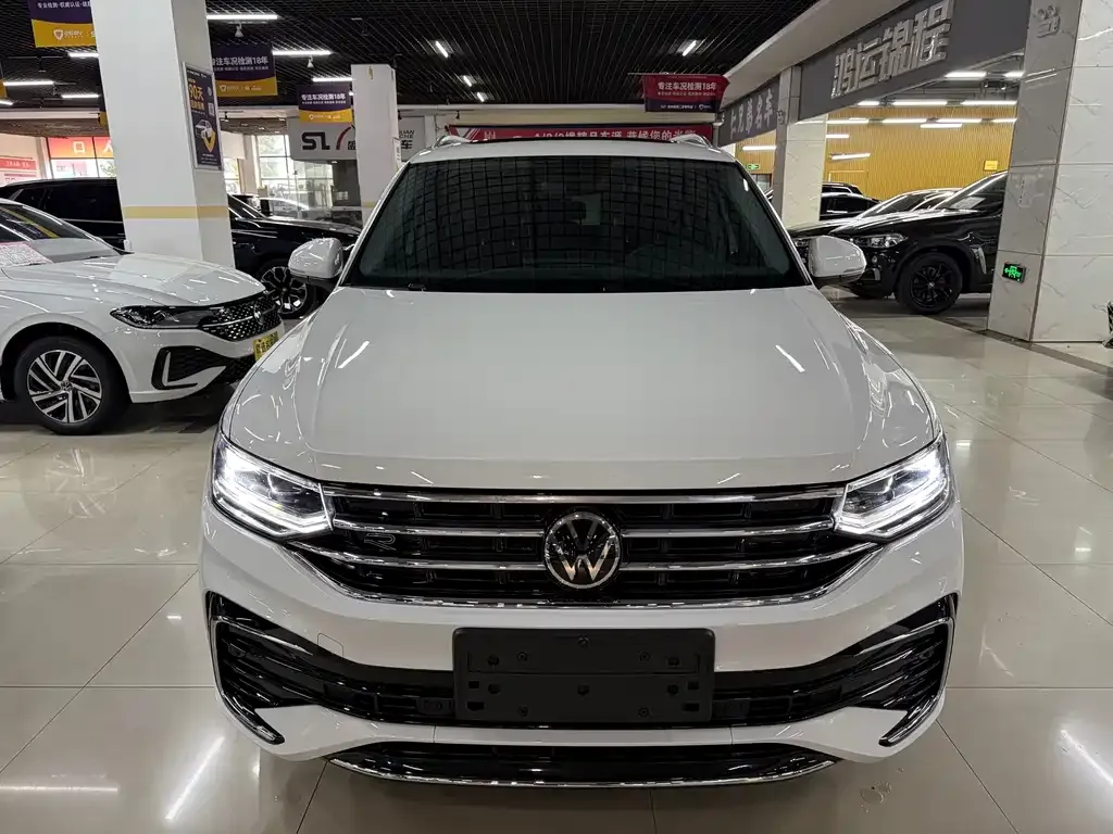 Volkswagen Tiguan L — фото 3