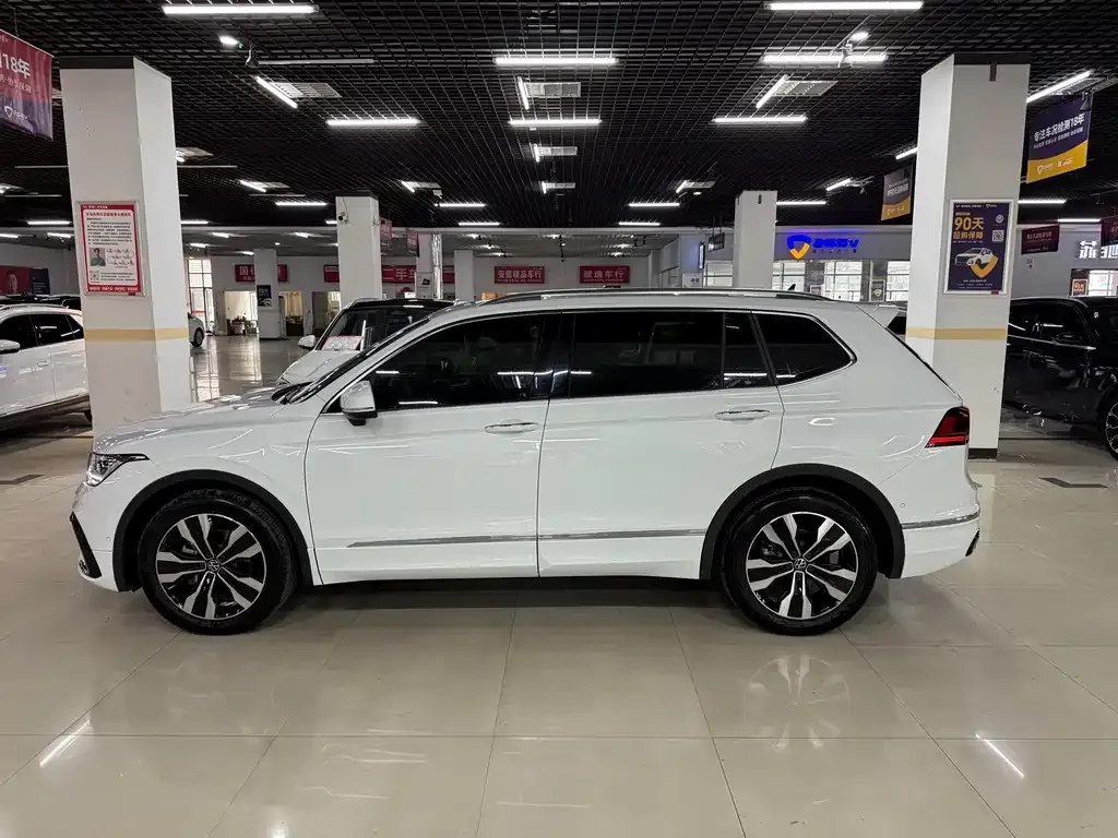 Volkswagen Tiguan L — фото 9