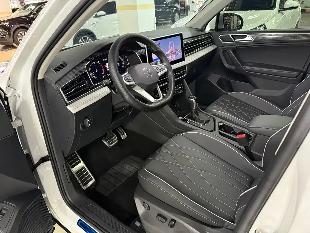 Volkswagen Tiguan L — фото 10