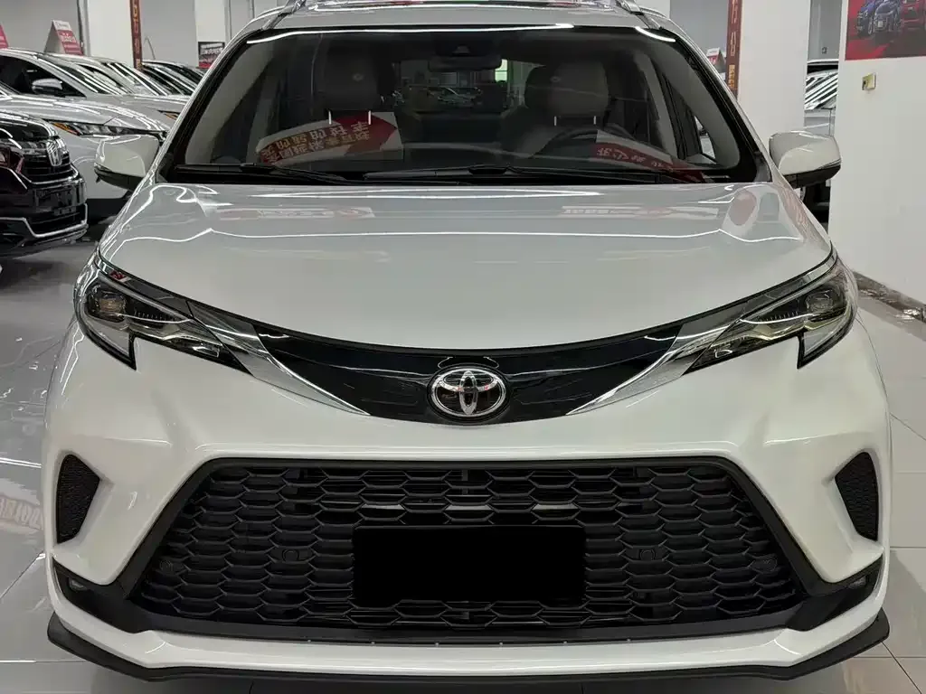 Toyota Granvia — фото 1