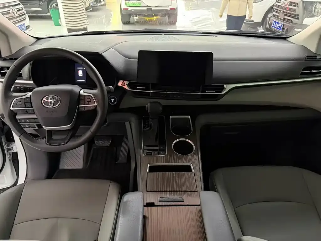 Toyota Granvia — фото 6