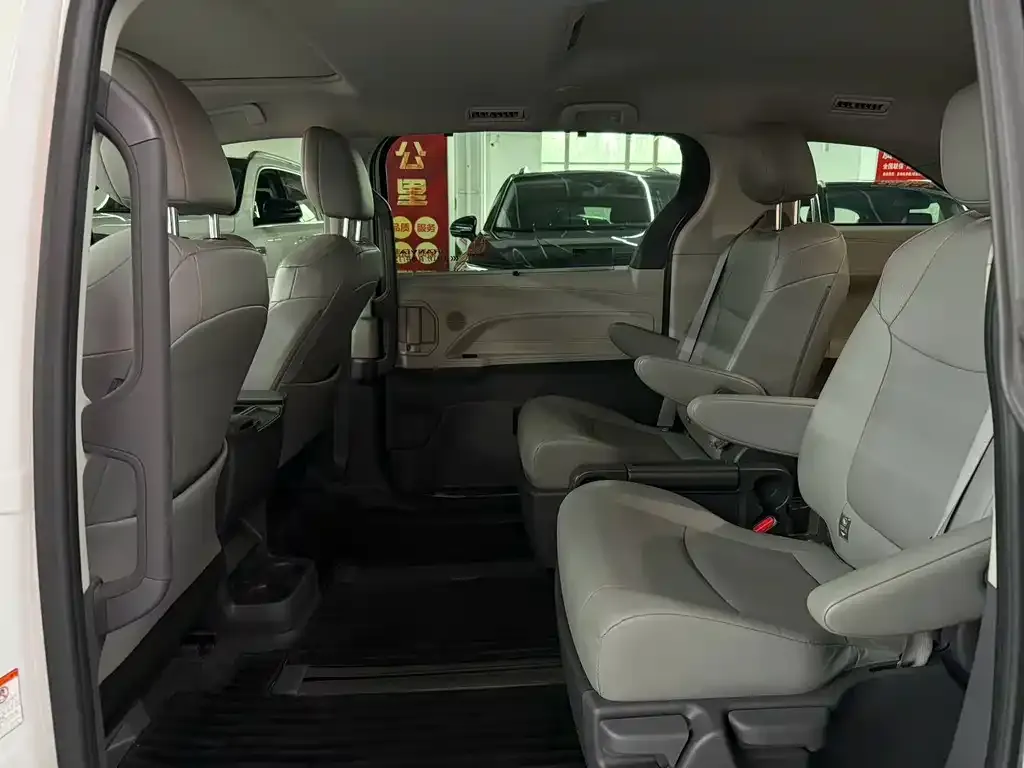 Toyota Granvia — фото 7