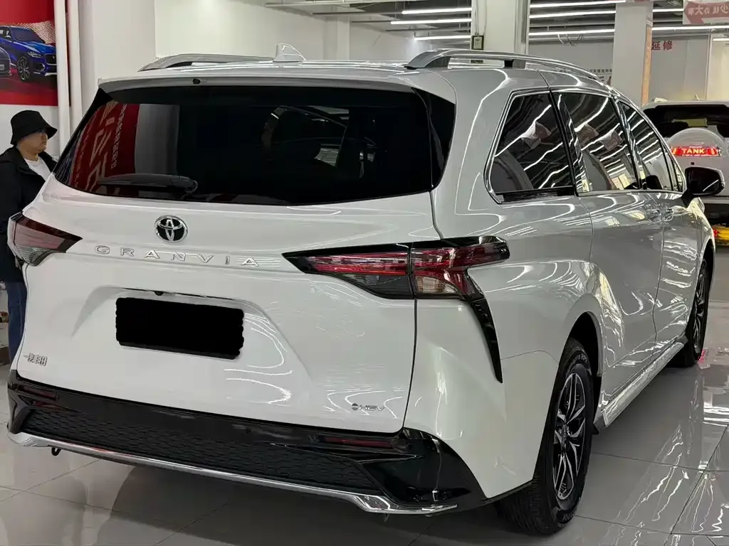 Toyota Granvia — фото 4