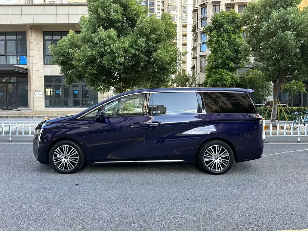 GAC Motor Trumpchi E8 PHEV — фото 10