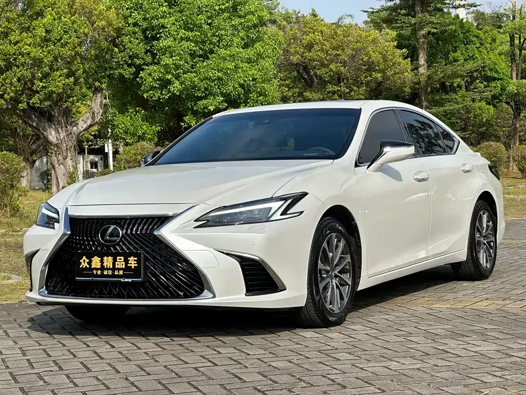 Lexus ES — фото 1