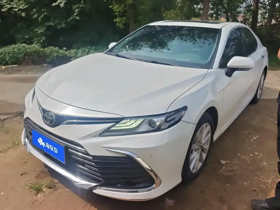 Toyota Camry — фото 1