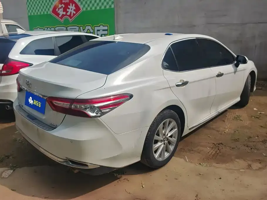 Toyota Camry — фото 3