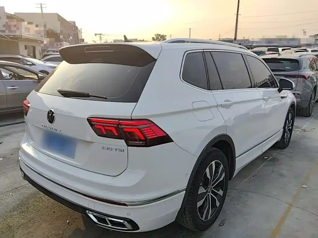 Volkswagen Tiguan L — фото 1