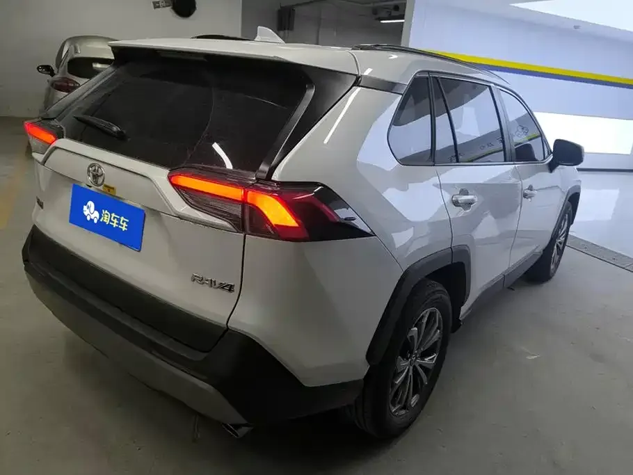 Toyota RAV4 — фото 5