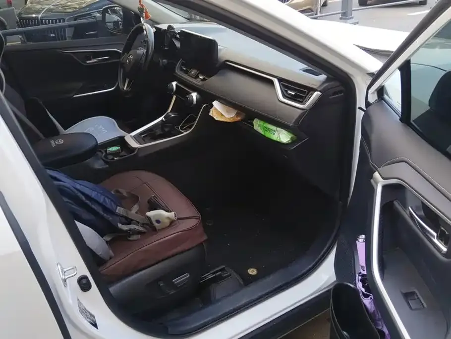 Toyota RAV4 — фото 8
