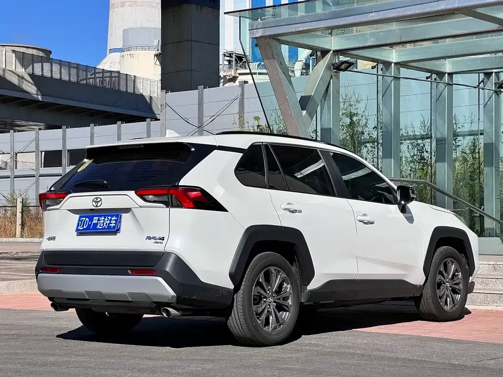 Toyota RAV4 — фото 6
