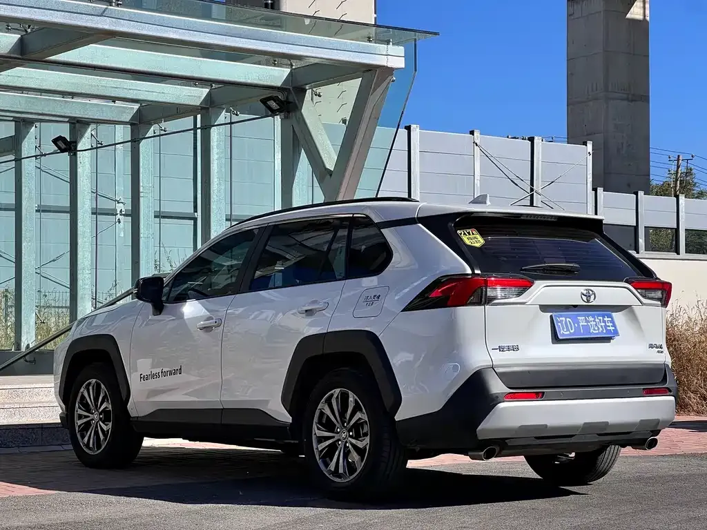 Toyota RAV4 — фото 9