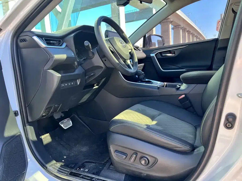 Toyota RAV4 — фото 8
