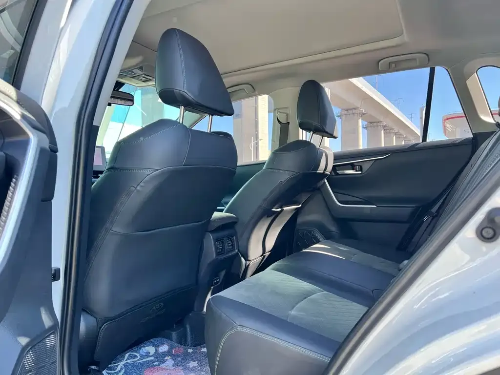 Toyota RAV4 — фото 2