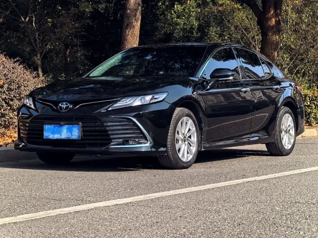 Toyota Camry — фото 1