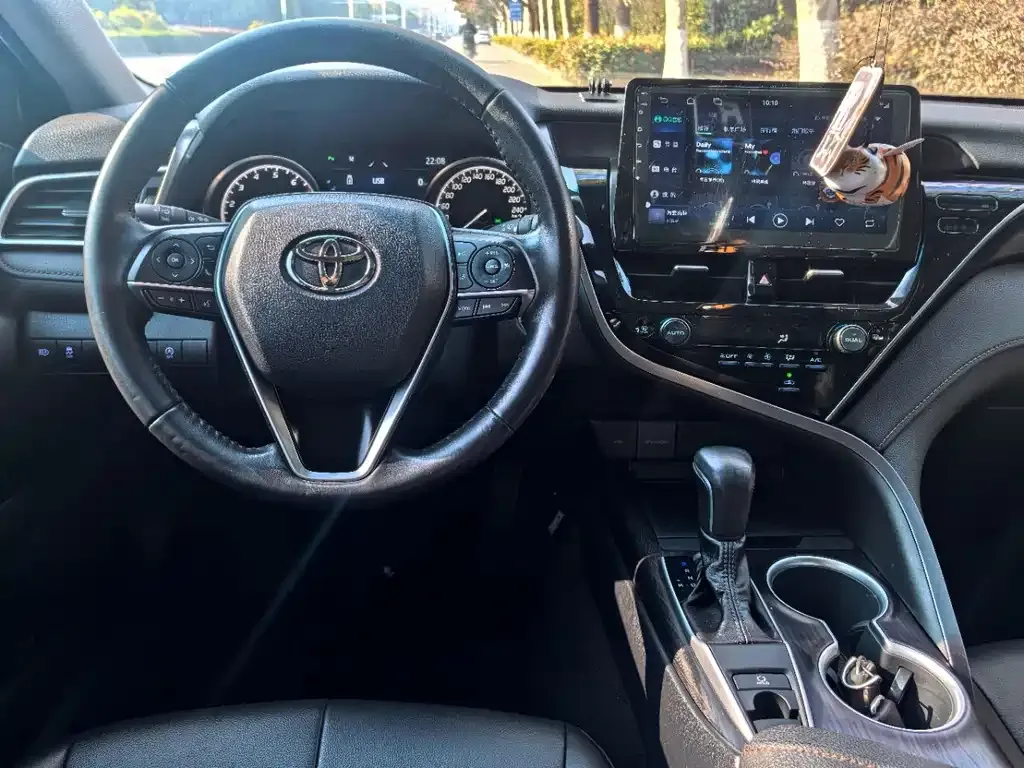 Toyota Camry — фото 2