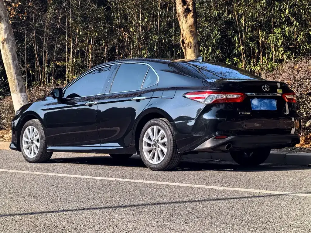Toyota Camry — фото 9