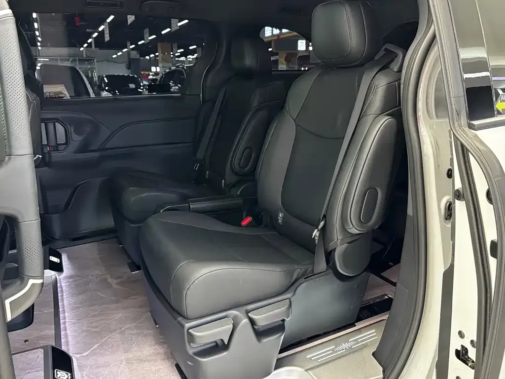 Toyota Sienna — фото 7