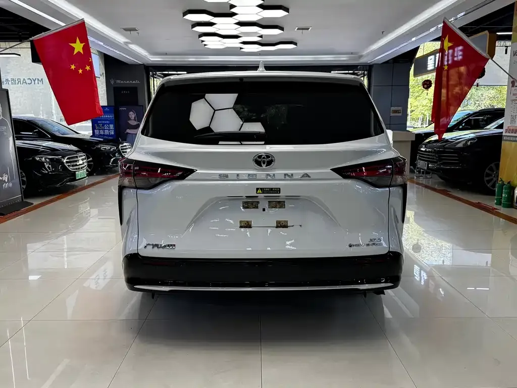 Toyota Sienna — фото 10