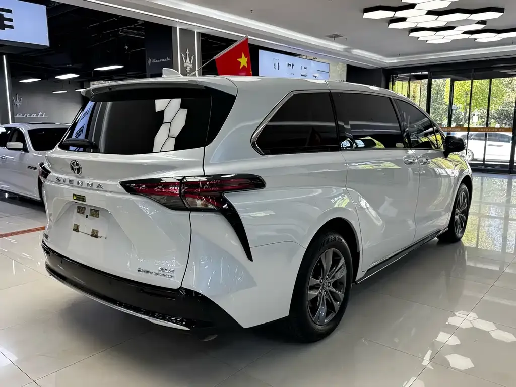 Toyota Sienna — фото 3