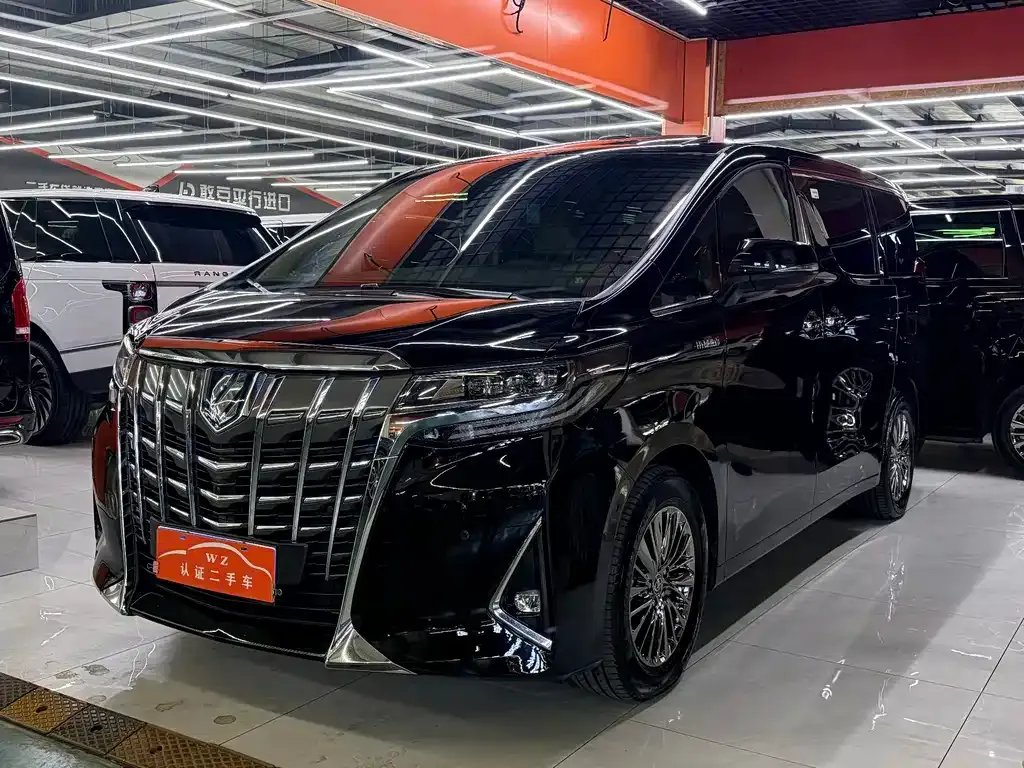 Toyota Alphard — фото 1