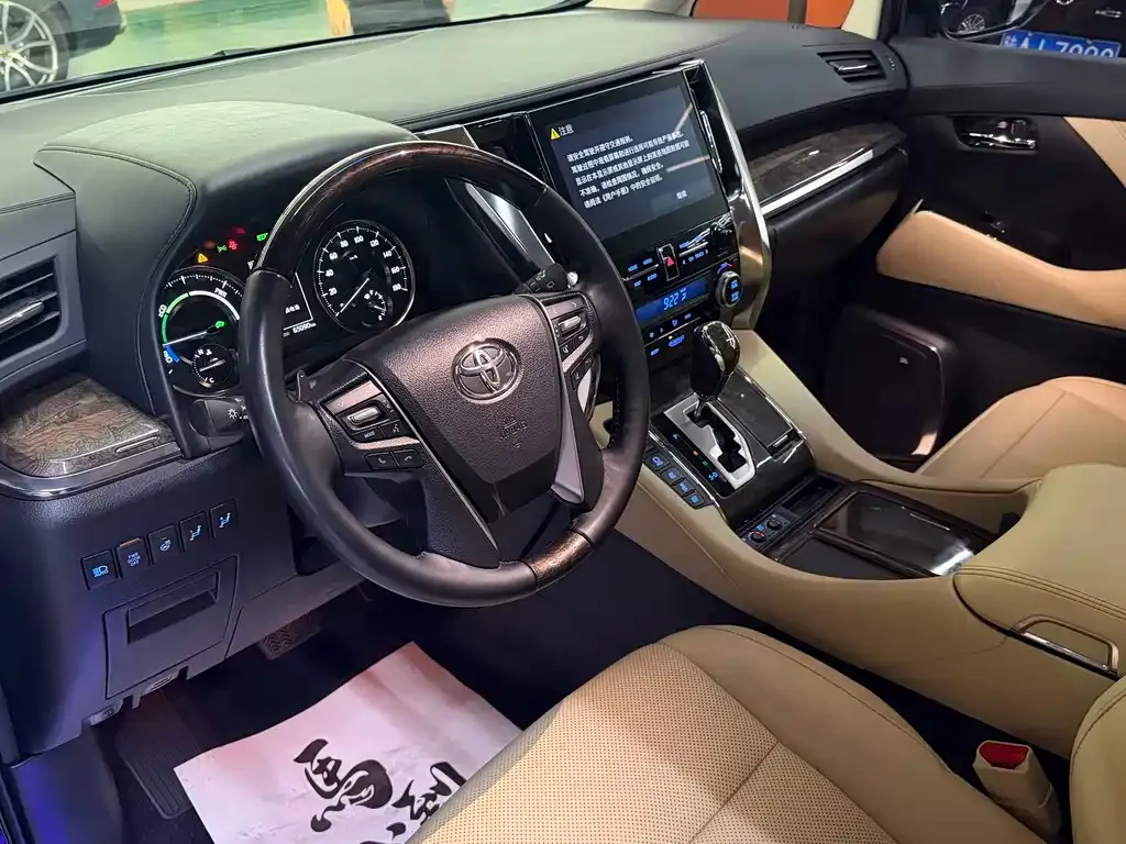 Toyota Alphard — фото 7
