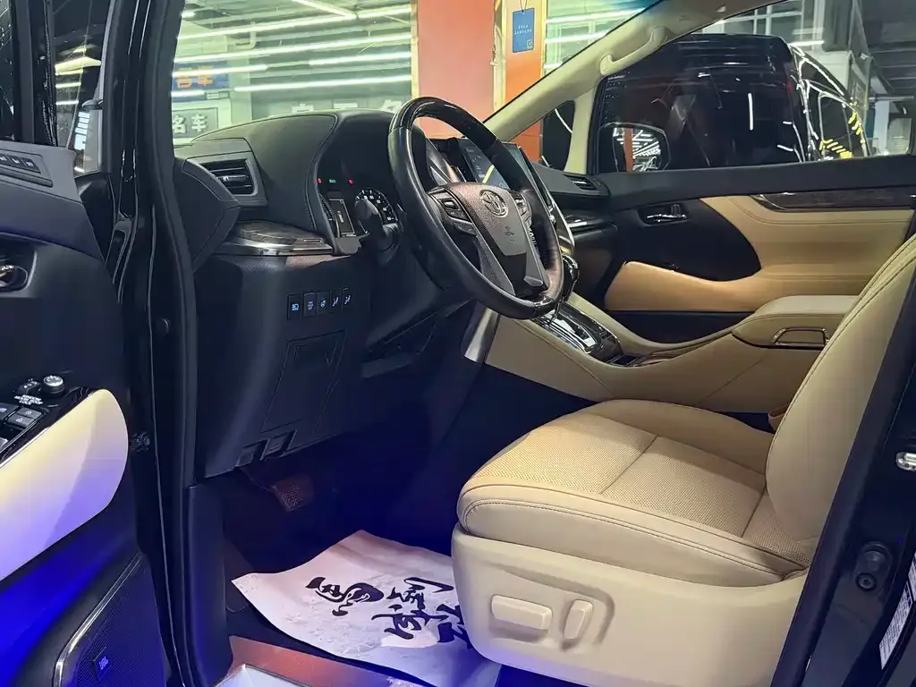 Toyota Alphard — фото 2
