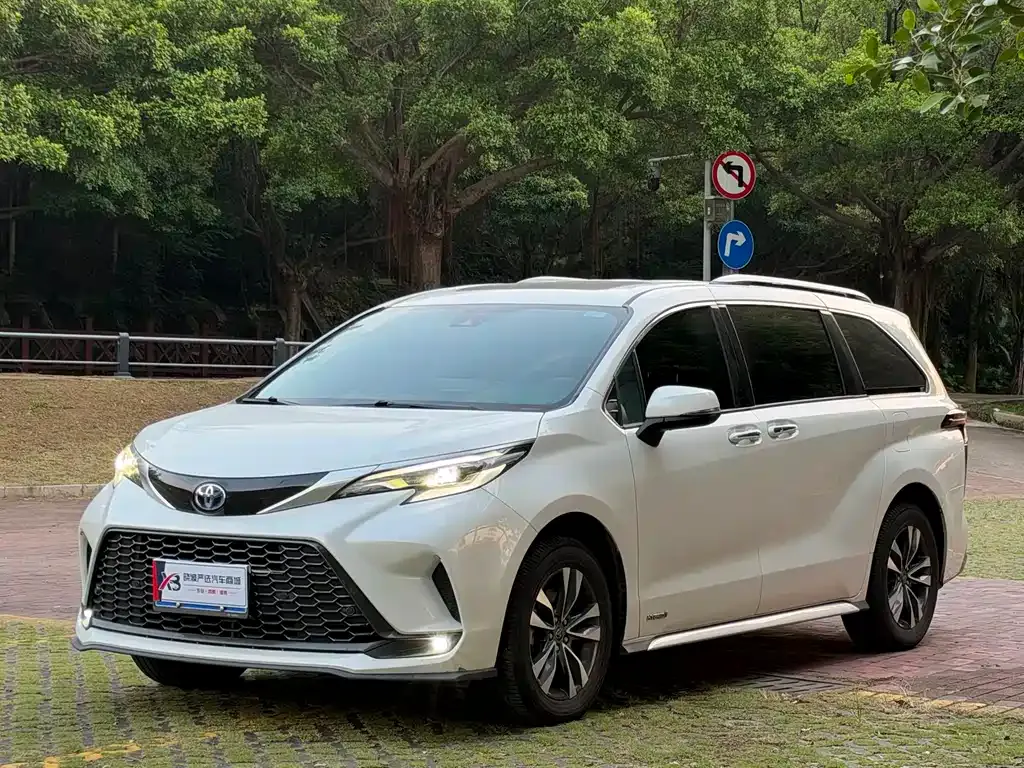 Toyota Granvia — фото 1