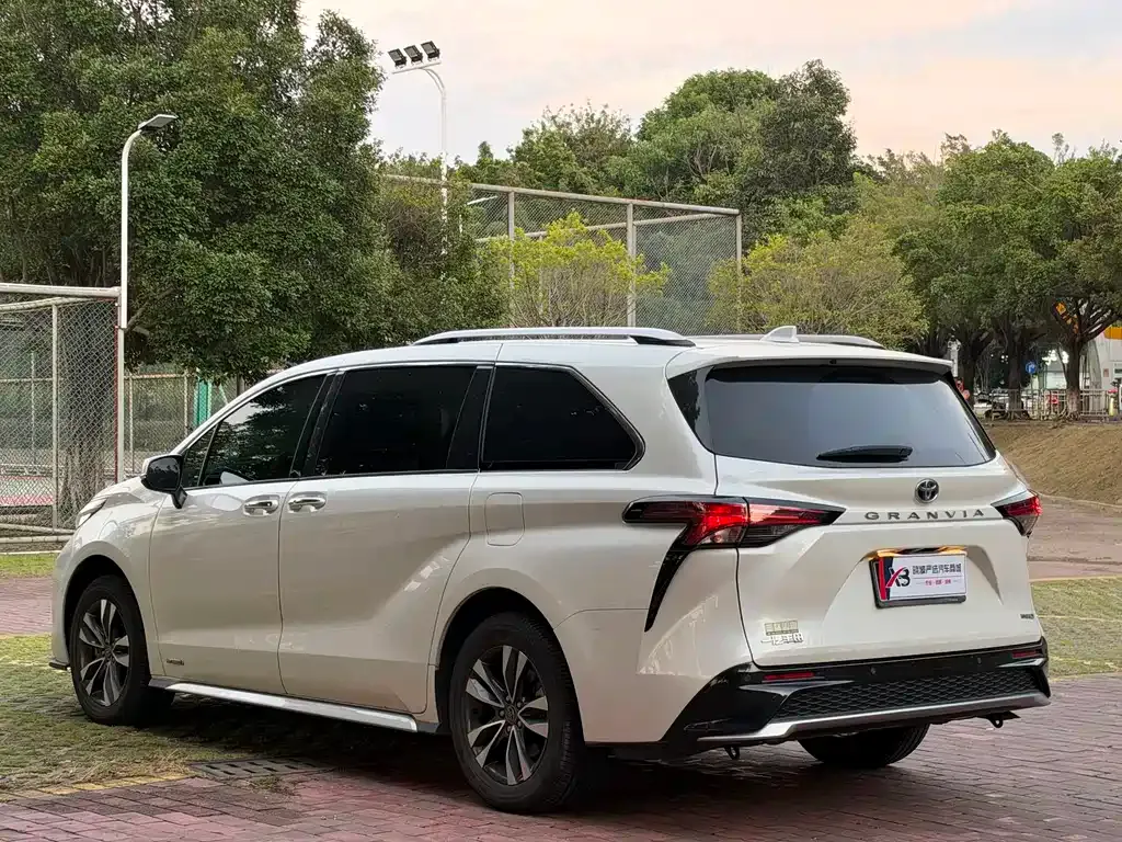 Toyota Granvia — фото 6