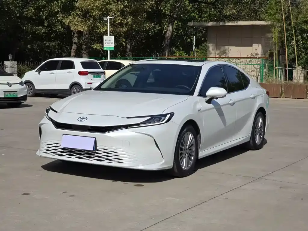 Toyota Camry — фото 1
