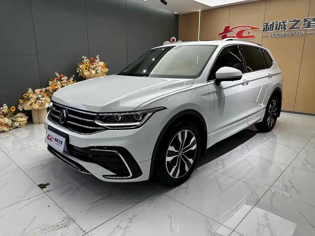 Volkswagen Tiguan L — фото 1