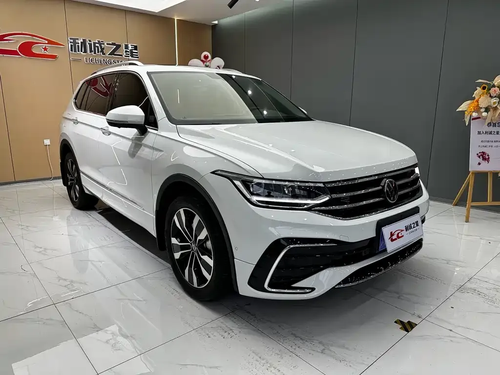 Volkswagen Tiguan L — фото 10