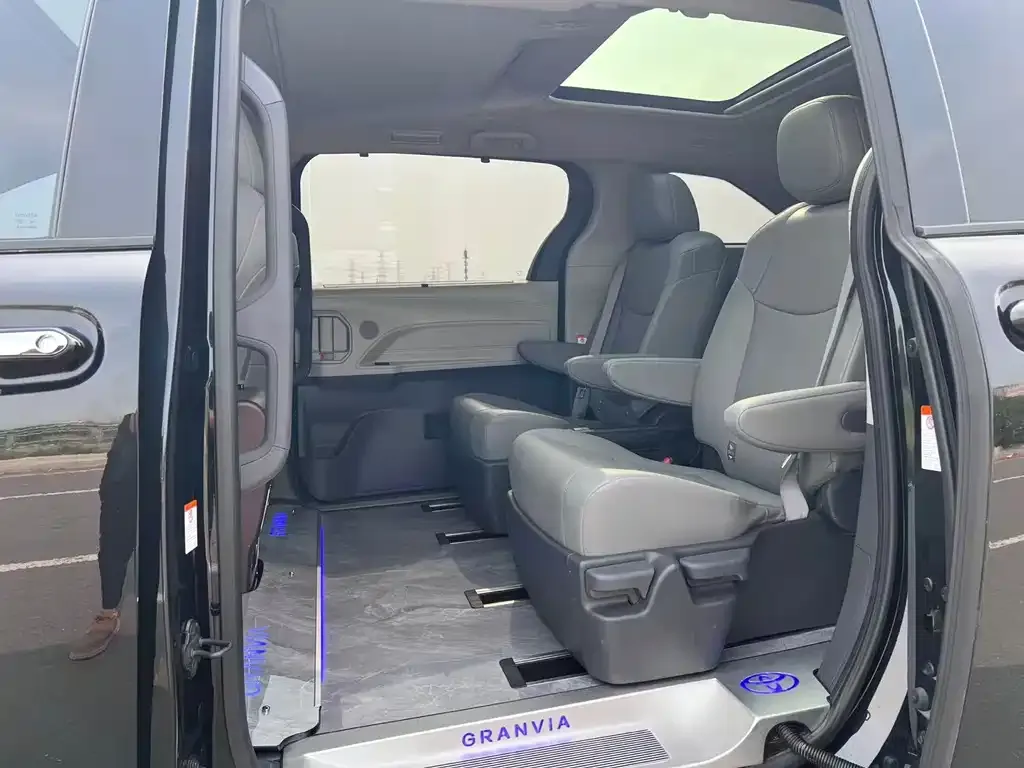 Toyota Granvia — фото 4