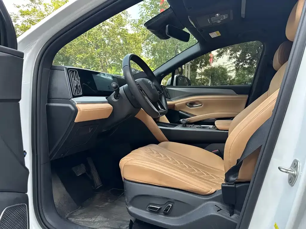 BYD L DM-i — фото 4
