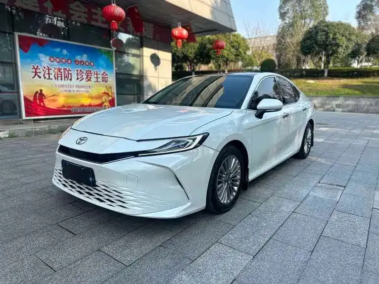 Toyota Camry — фото 1