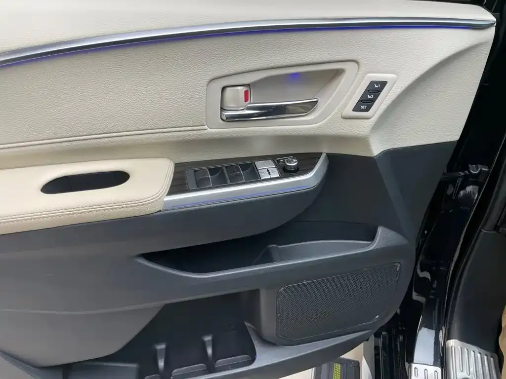 Toyota Granvia — фото 4
