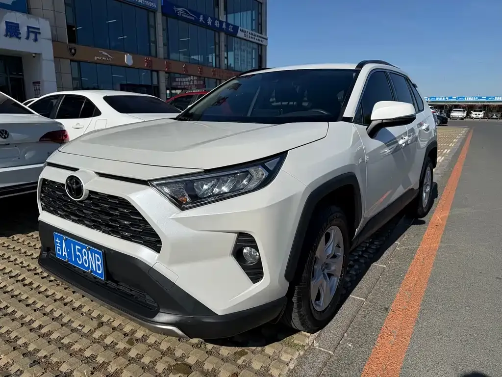 Toyota RAV4 — фото 1
