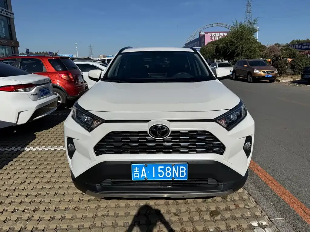 Toyota RAV4 — фото 8